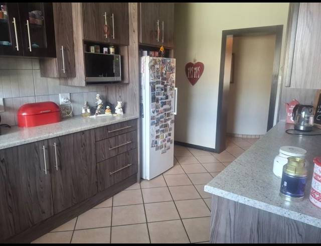 4 BEDROOM HOUSE FOR SALE IN VANDERBIJLPARK SE 3